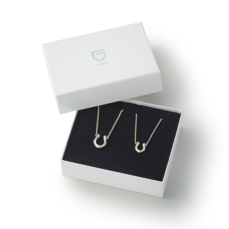 Crockery Horseshoe Pendant [2 pcs set]・ペアネックレス | GARNI 