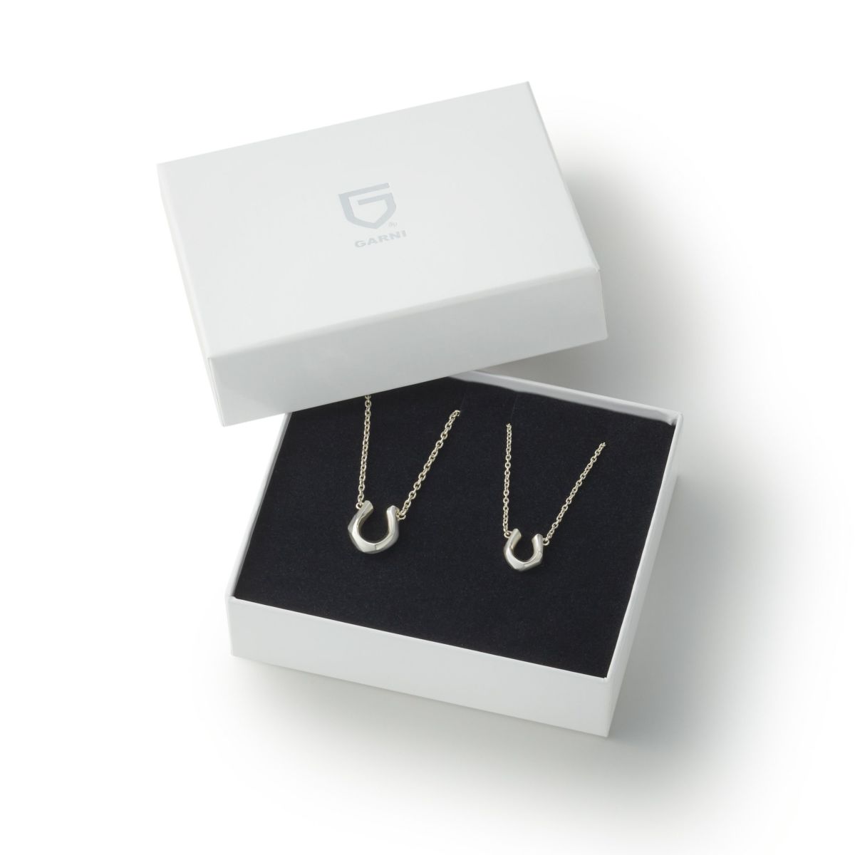 Crockery Horseshoe Pendant [2 pcs set]・ペアネックレス | GARNI